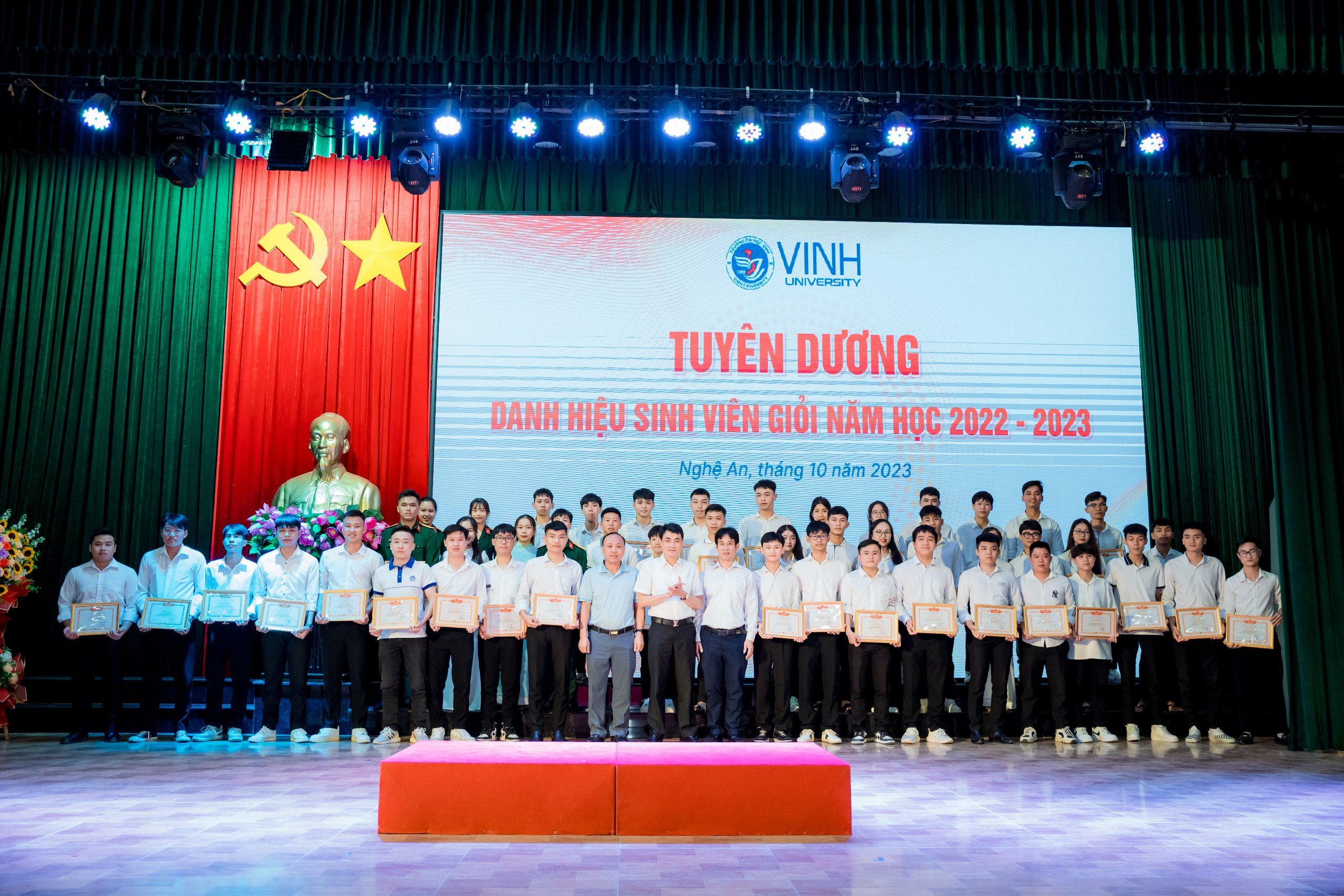 Trường Đại học Vinh tuyên dương 1.283 sinh viên đạt danh hiệu sinh viên giỏi năm học 2022 - 2023